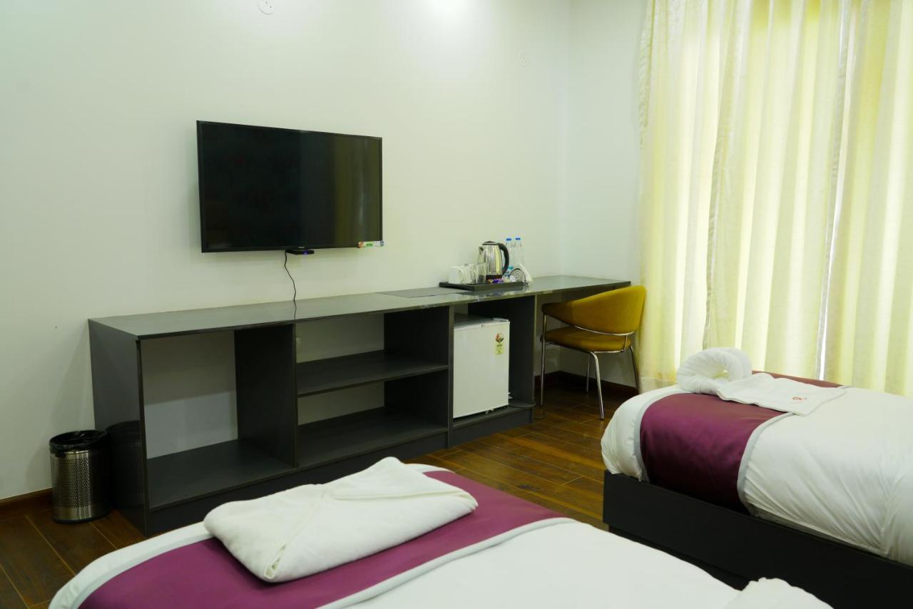 Lime Tree Hotel Pulkit Gurgaon-Artemis Hospital, Nearest Metro Huda City Centre Bagian luar foto